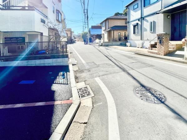 横浜市緑区霧が丘２丁目の新築一戸建の前面道路含む現地写真|車通りが少ない為、小さなお子様にも安心です。
是非一度、現地へ起こしください。

