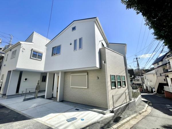 横浜市磯子区滝頭１丁目の新築一戸建の外観|堂々と完成しました！いつでもご案内可能です！
お車でご自宅まで送迎承ります。