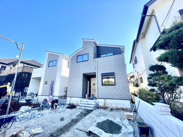 横浜市緑区鴨居６丁目の新築一戸建の外観|周辺は落ち着いた街並み。
是非一度、現地へお越しください。
ご自宅まで送迎も可能です