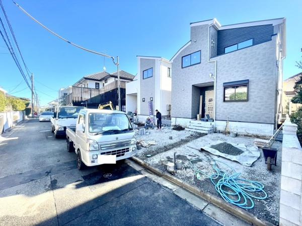 横浜市緑区鴨居６丁目の新築一戸建の前面道路含む現地写真|車通りが少ない為、小さなお子様にも安心です。
是非一度、現地へ起こしください。

