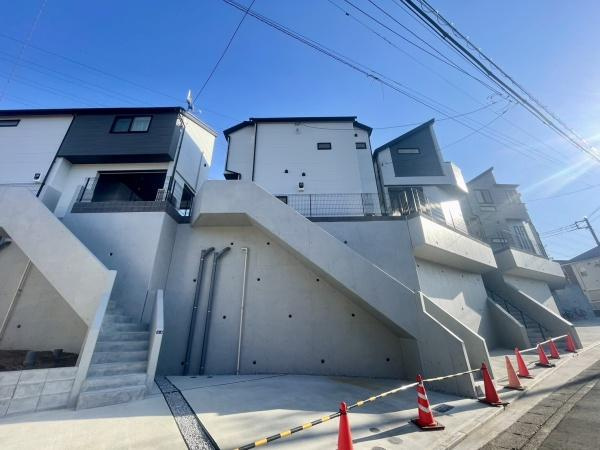 横浜市旭区鶴ケ峰本町２丁目の新築一戸建の外観|堂々と完成しました！いつでもご案内可能です！
お車でご自宅まで送迎承ります。