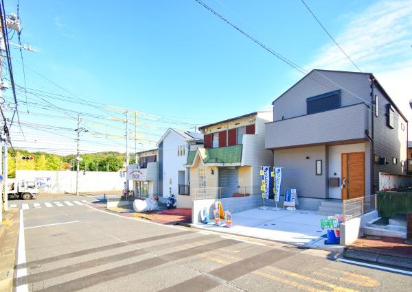 横浜市戸塚区上矢部町の新築一戸建の前面道路含む現地写真|駐車スペース2台駐車可能！
お気軽にお問い合わせください。