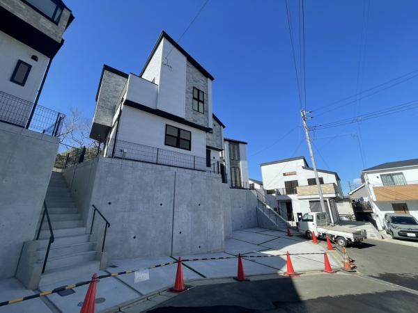 横浜市緑区寺山町の新築一戸建の外観|周辺は落ち着いた街並み。
是非一度、現地へお越しください。
ご自宅まで送迎も可能です