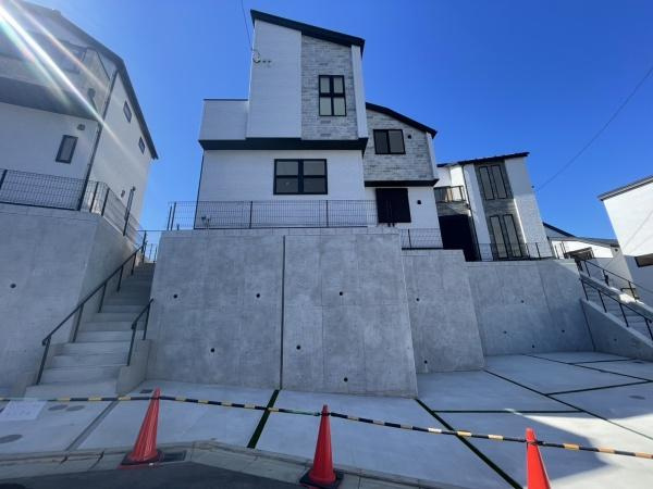 横浜市緑区寺山町の新築一戸建の前面道路含む現地写真|落ち着いた街並みになります。
是非一度、現地へお越しください。 
ご自宅までの送迎もいたします