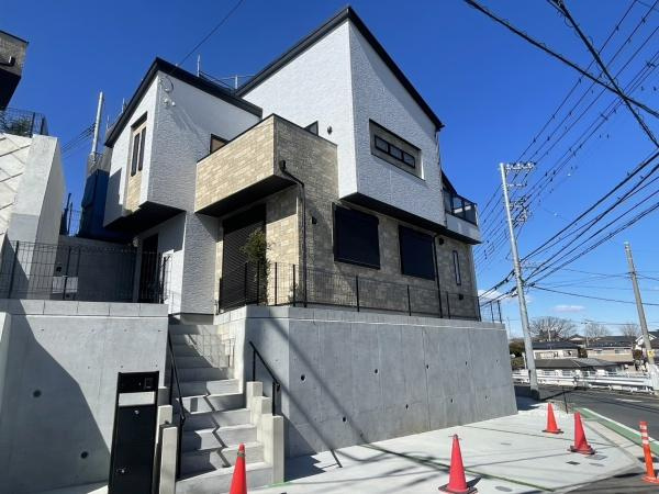 横浜市緑区寺山町の新築一戸建の外観|現在建築中の為、同仕様物件もご案内をさせて頂きます。
お車でご自宅まで送迎承ります。
