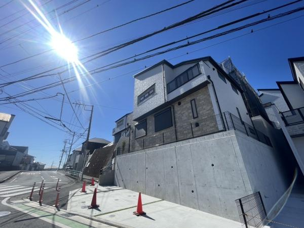 横浜市緑区寺山町の新築一戸建の前面道路含む現地写真|広々とした前面道路！
駐車も楽に行えます。