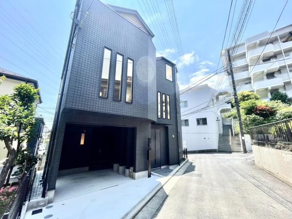 横浜市戸塚区戸塚町の新築一戸建の前面道路含む現地写真|車通りが少ない為、小さなお子様にも安心です。
是非一度、現地へ起こしください。

