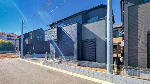 横浜市保土ケ谷区保土ケ谷町３丁目の新築一戸建の外観|堂々と完成しました！いつでもご案内可能です！
お車でご自宅まで送迎承ります。