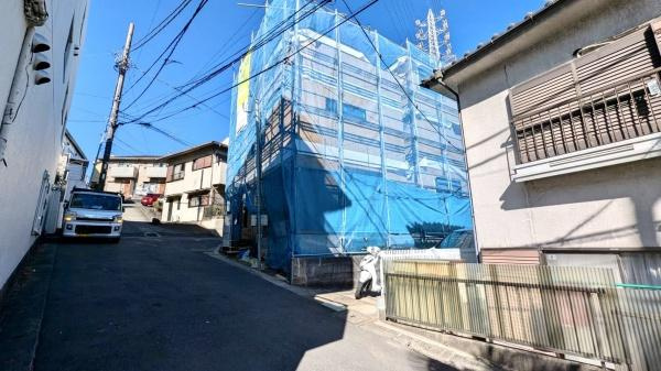 横浜市戸塚区戸塚町の新築一戸建の前面道路含む現地写真|車通りが少ない為、小さなお子様にも安心です。
是非一度、現地へ起こしください。

