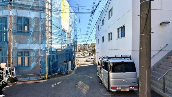 横浜市戸塚区戸塚町の新築一戸建の前面道路含む現地写真|車通りが少ない為、小さなお子様にも安心です。
是非一度、現地へ起こしください。


