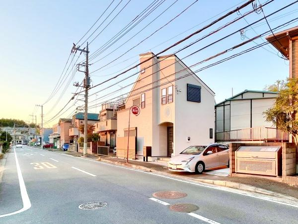 横浜市都筑区大熊町の新築一戸建の前面道路含む現地写真|広々とした前面道路！
駐車も楽に行えます。