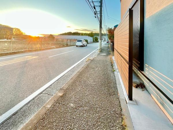 横浜市都筑区大熊町の新築一戸建の前面道路含む現地写真|広々とした前面道路！
駐車も楽に行えます。