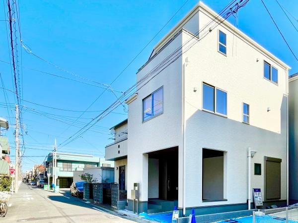 横浜市鶴見区汐入町３丁目の新築一戸建の外観|現在建築中の為、同仕様物件もご案内をさせて頂きます。
お車でご自宅まで送迎承ります。