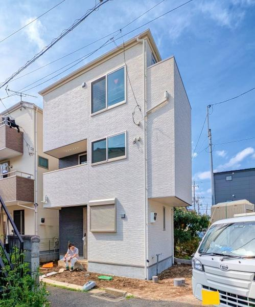 横浜市神奈川区七島町の新築一戸建の外観|周辺は落ち着いた街並み。
是非一度、現地へお越しください。
