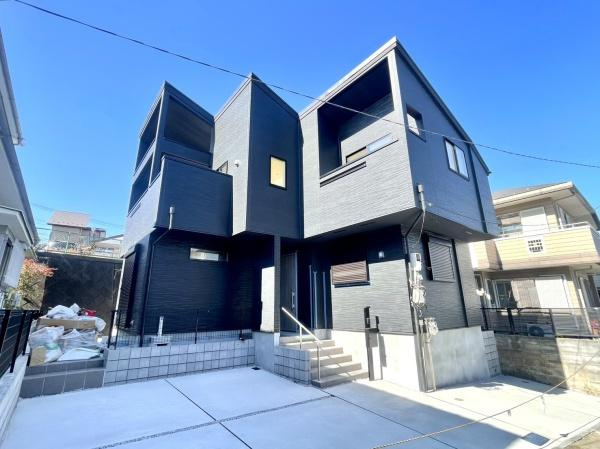 横浜市神奈川区三枚町の新築一戸建の外観|周辺は落ち着いた街並み。
是非一度、現地へお越しください。
