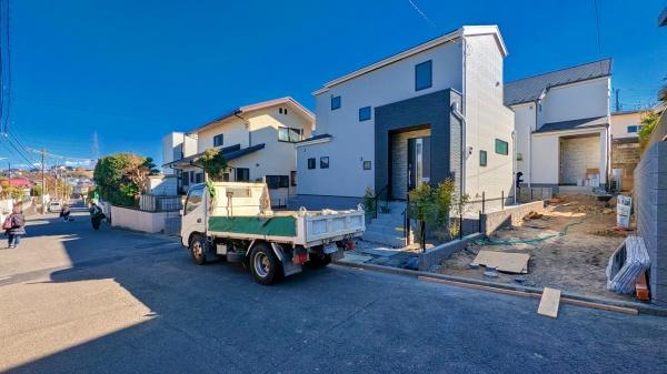 横浜市磯子区洋光台４丁目の新築一戸建の前面道路含む現地写真|広々とした前面道路！
駐車も楽に行えます。