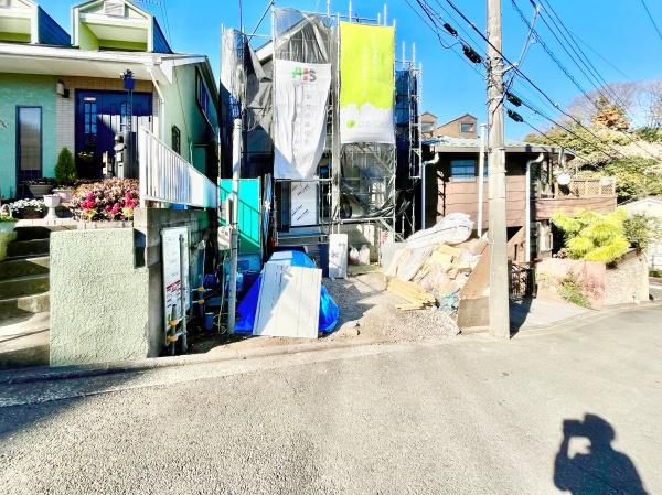 横浜市保土ケ谷区峰沢町の新築一戸建の前面道路含む現地写真|是非一度、現地へお越しください。 
ご自宅までの送迎もいたします