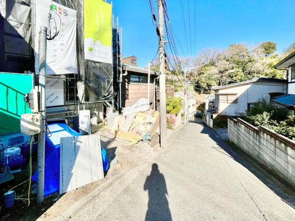 横浜市保土ケ谷区峰沢町の新築一戸建の前面道路含む現地写真|周辺は落ち着いた街並みになります。
子育てにはぴったりの住環境♪