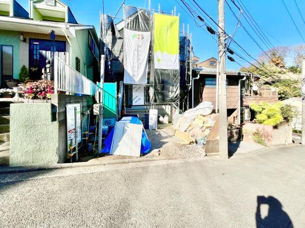 横浜市保土ケ谷区峰沢町の新築一戸建の前面道路含む現地写真|広々とした前面道路！
駐車も楽に行えます。