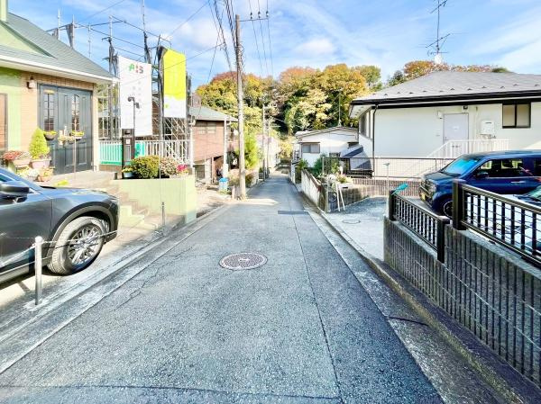 横浜市保土ケ谷区峰沢町の新築一戸建の前面道路含む現地写真|現在建築中の為、同仕様物件のご案内をさせて頂きます。
お車でご自宅まで送迎承ります。