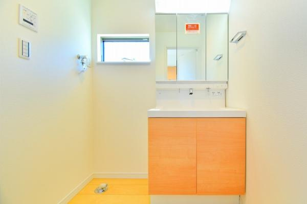 横浜市保土ケ谷区峰沢町の新築一戸建の外観：施工例|同仕様の洗面化粧台になります。
収納豊富な三面鏡付の洗面化粧台。