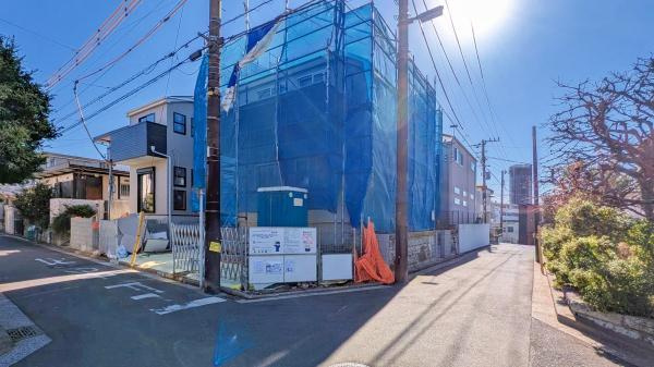 横浜市磯子区森が丘２丁目の新築一戸建の外観|周辺は落ち着いた街並み。
是非一度、現地へお越しください。
ご自宅まで送迎も可能です