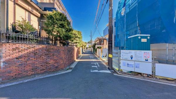横浜市磯子区森が丘２丁目の新築一戸建の前面道路含む現地写真|是非一度、現地へお越しください。 
ご自宅までの送迎もいたします