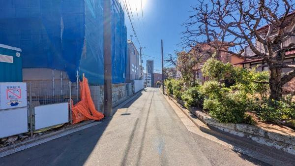 横浜市磯子区森が丘２丁目の新築一戸建の前面道路含む現地写真|落ち着いた街並みになります。
是非一度、現地へお越しください。 
ご自宅までの送迎もいたします
