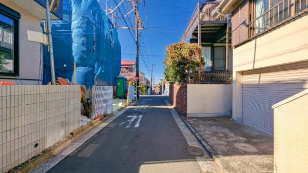 横浜市磯子区森が丘２丁目の新築一戸建の前面道路含む現地写真|周辺は落ち着いた街並みになります。
子育てにはぴったりの住環境♪