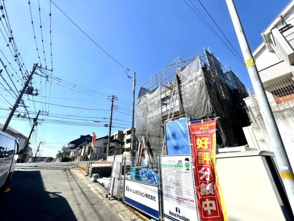 横浜市青葉区さつきが丘の新築一戸建の前面道路含む現地写真|周辺は落ち着いた街並みになります。
子育てにはぴったりの住環境♪