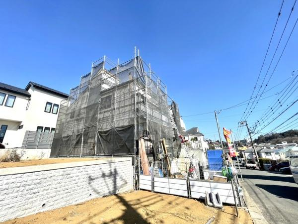 横浜市青葉区さつきが丘の新築一戸建の前面道路含む現地写真|広々とした前面道路！
駐車も楽に行えます。