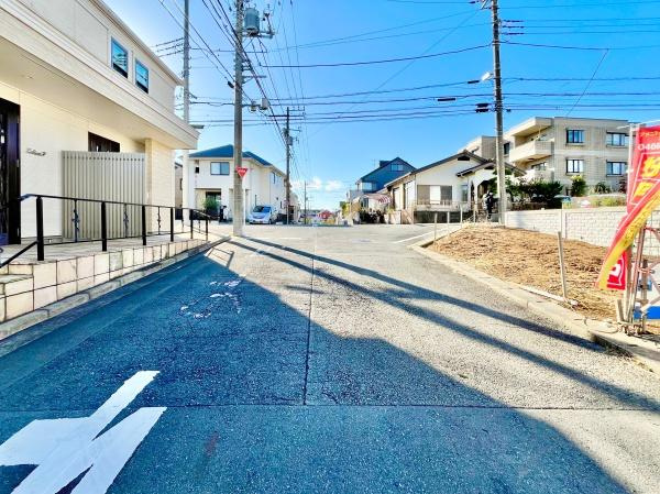 横浜市青葉区さつきが丘の新築一戸建の前面道路含む現地写真|現在建築中の為、同仕様物件のご案内をさせて頂きます。
お車でご自宅まで送迎承ります。