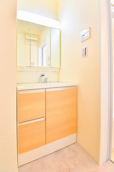 横浜市青葉区さつきが丘の新築一戸建の外観：施工例|同仕様の洗面化粧台になります。
収納豊富な三面鏡付の洗面化粧台。