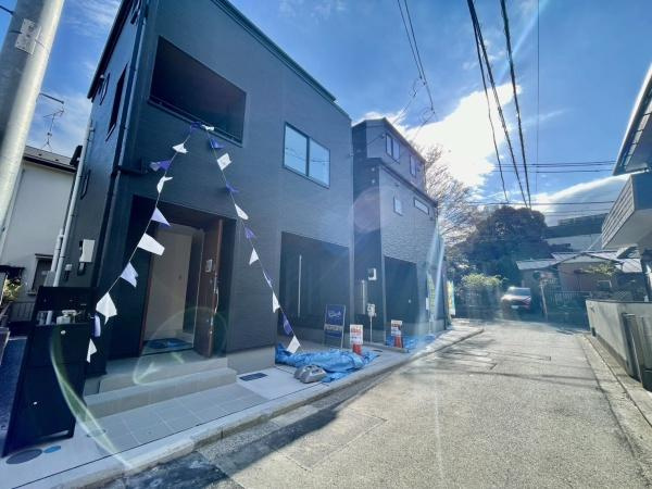 横浜市西区北軽井沢の新築一戸建の前面道路含む現地写真|落ち着いた街並みになります。
是非一度、現地へお越しください。 
ご自宅までの送迎もいたします