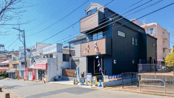 横浜市保土ケ谷区新井町の新築一戸建の外観|堂々と完成しました！いつでもご案内可能です！
お車でご自宅まで送迎承ります。