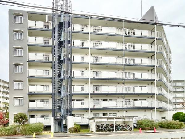 横浜市保土ケ谷区狩場町の中古マンションの外観|周辺は生活利便施設が点在しています。
是非一度、現地へお越しください！