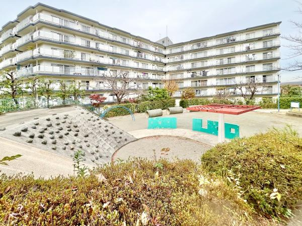 横浜市保土ケ谷区狩場町の中古マンションのその他共用部分|敷地内には公園もあります！
緑が多く、子育て環境良好です♪