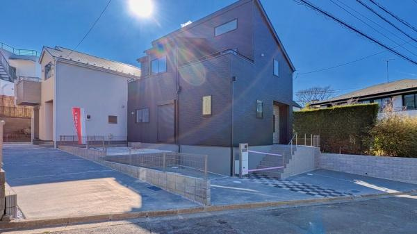 横浜市磯子区洋光台６丁目の新築一戸建の前面道路含む現地写真|広々とした前面道路！
駐車も楽に行えます。