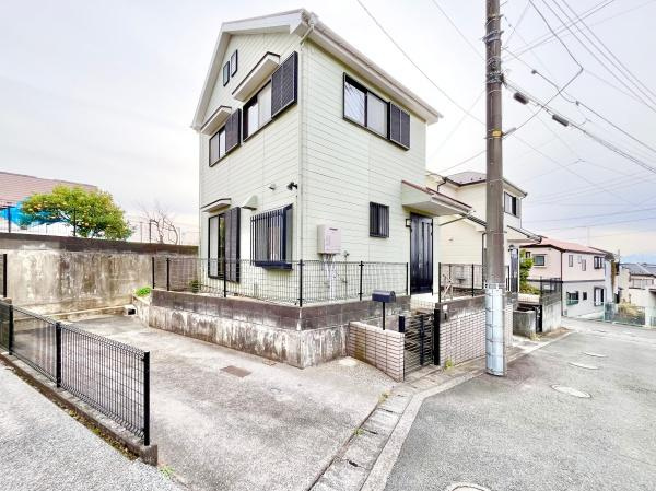 横浜市戸塚区柏尾町の中古一戸建の外観|周辺は落ち着いた街並み。
是非一度、現地へお越しください。
ご自宅まで送迎も可能です