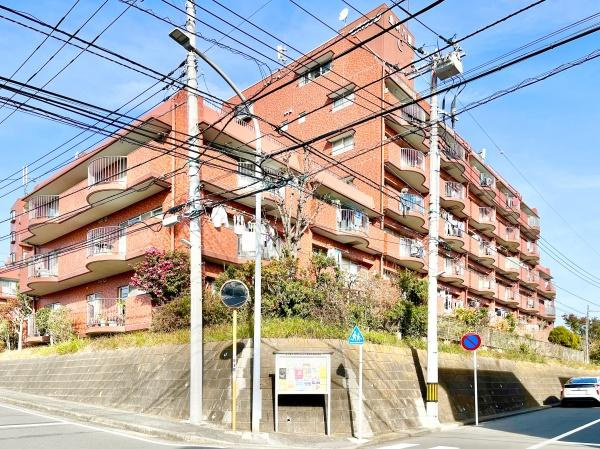 横浜市金沢区六浦３丁目の中古マンションの外観|周辺は落ち着いた街並み。
是非一度、現地へお越しください。
ご自宅まで送迎も可能です