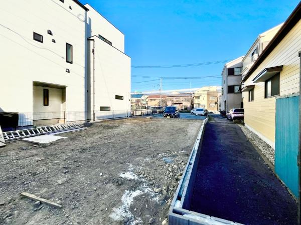 横浜市中区本牧元町の新築一戸建の前面道路含む現地写真|同仕様物件のご案内をさせて頂きます。
お車でご自宅まで送迎承ります。