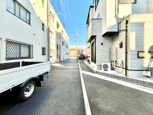 横浜市中区本牧元町の新築一戸建の前面道路含む現地写真|周辺は落ち着いた街並みになります。
子育てにはぴったりの住環境♪