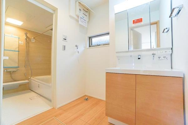 横浜市中区本牧元町の新築一戸建の外観：施工例|同仕様の洗面化粧台になります。
収納豊富な三面鏡付の洗面化粧台。