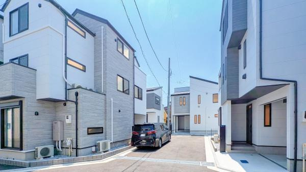 横浜市中区本牧元町の新築一戸建の外観|周辺は生活利便施設が点在しています。
是非一度、現地へお越しください！
ご自宅までの送迎も可能です！