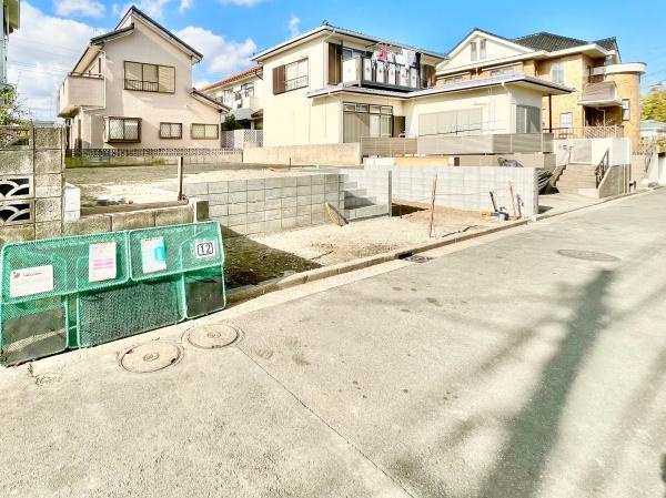 横浜市港南区日野南１丁目の新築一戸建の前面道路含む現地写真|周辺は生活利便施設が点在しています。
是非一度、現地へお越しください！
ご自宅までの送迎も可能です！