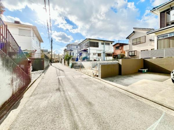 横浜市港南区日野南１丁目の新築一戸建の前面道路含む現地写真|広々とした前面道路！
駐車も楽に行えます。