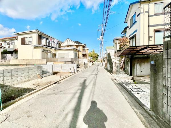横浜市港南区日野南１丁目の新築一戸建の前面道路含む現地写真|落ち着いた街並みになります。
是非一度、現地へお越しください。 
ご自宅までの送迎もいたします