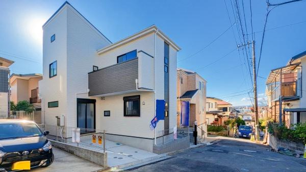 横浜市都筑区川和町の新築一戸建の外観|周辺は落ち着いた街並み。
是非一度、現地へお越しください。
ご自宅まで送迎も可能です