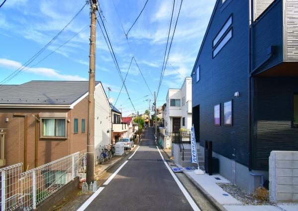 横浜市南区永田東２丁目の新築一戸建の前面道路含む現地写真|車通りが少ない為、小さなお子様にも安心です。
是非一度、現地へ起こしください。


