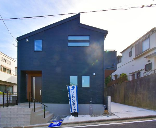 横浜市南区永田東２丁目の新築一戸建の外観|周辺は落ち着いた街並み。
是非一度、現地へお越しください。
ご自宅まで送迎も可能です